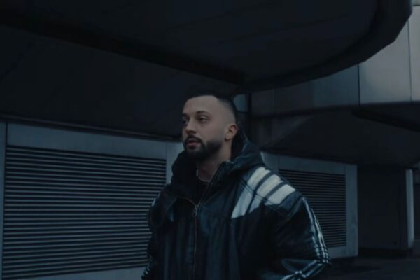 Gjesti publikon këngën kushtuar vëllait dhe hap zemrën në rrjete sociale