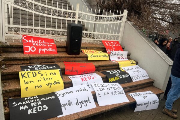 Stop hajnisë me faturat e rrymës”, nis protesta në Prishtinë