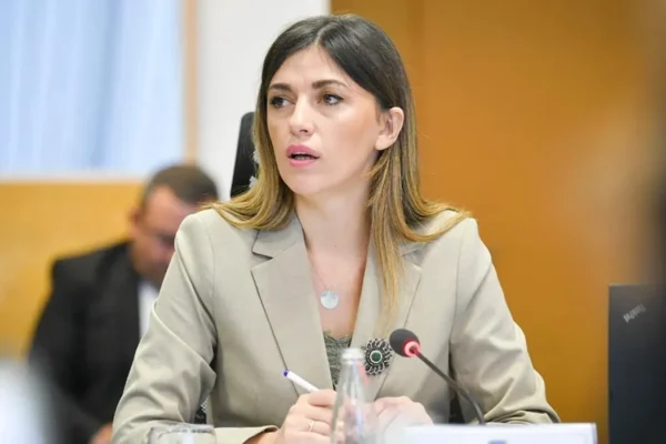 Albulena Haxhiu zgjidhet kryetare e Kuvendit të Kosovës me 66 vota