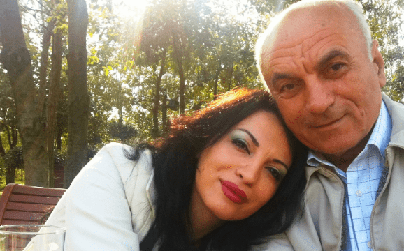 Rovena Stefa në zi, ndërron jetë babai i saj: Postimi prekës i këngëtares