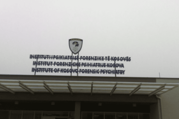 Dhoma të dëmtuara, zhurmë dhe mungesë uji – Çfarë po ndodh me pacientët në Instituti i Psikiatrisë Forenzike