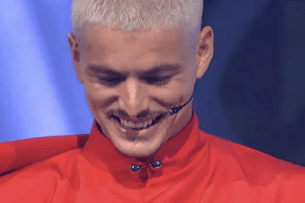 Londrimi merr telefonin pas fitores – reagimi i tij i parë po prek gjithë rrjetin!