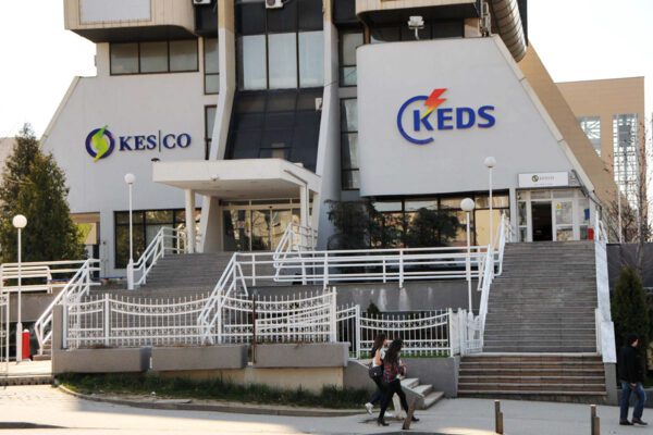 Qytetarët ankohen për faturat e rrymës, ekspertët paralajmërojnë presion mbi ekonominë familjare