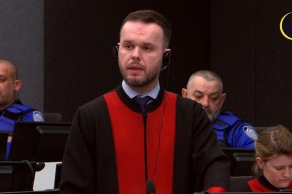 Avokati i Jakup Krasniqit: Kërkesa për 45 vjet burgim është dyfish më e lartë se dënimet për udhëheqësit serbë