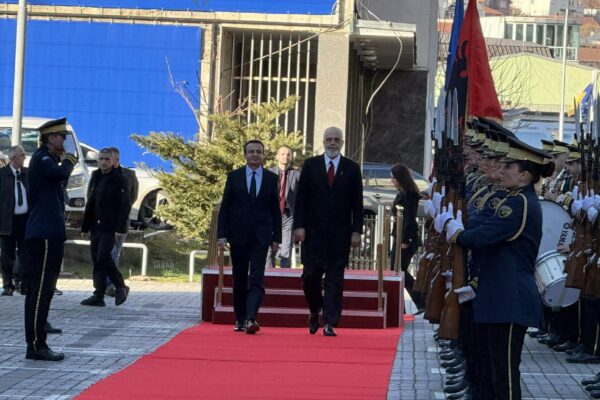 Kryeministri i Kosovës, Albin Kurti, pret me ceremoni shtetërore Kryeministrin e Shqipërisë, Edi Rama