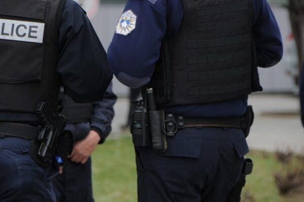 Aksion policor në Suharekë: Sekuestrohen drogë, armë dhe mjete të rrezikshme, një i dyshuar ndalohet për 48 orë