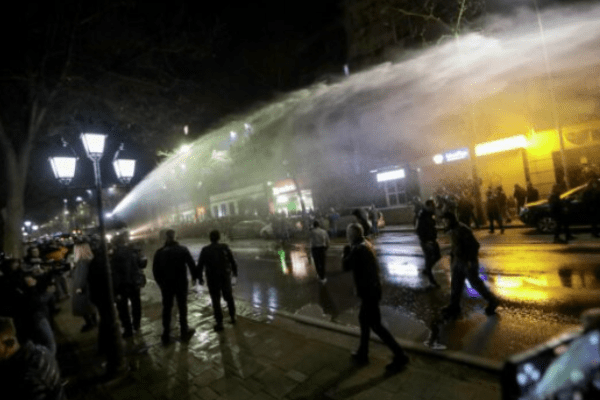 Katër të arrestuar pas protestës së opozitës në Tiranë, tensione dhe të lënduar