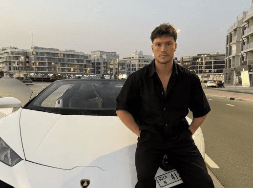 Pas disa ditësh pritje, ish-banori i Big Brother VIP Kosova, më në fund ka arritur të largohet nga Emiratet e Bashkuara Arabe