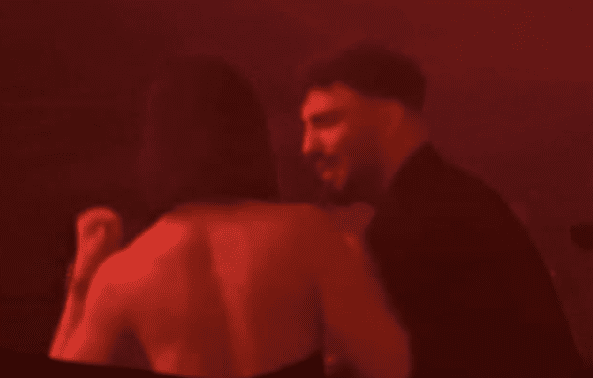 Pamje virale nga Parisi: Ledri Vula dhe Xhensila Myrtezaj kapen duke u puthur në klub