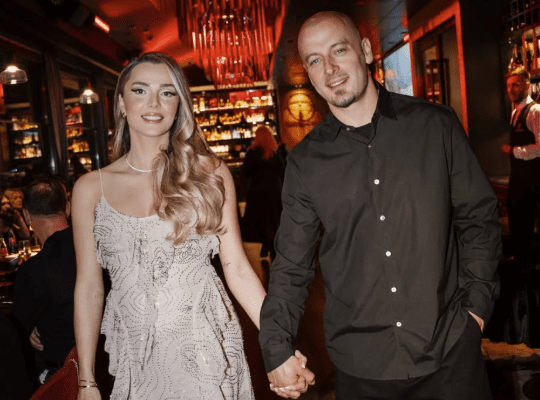 Adrian Gaxha u martua në fshehtësi – tani zbulohet edhe gjinia e bebit që po presin!