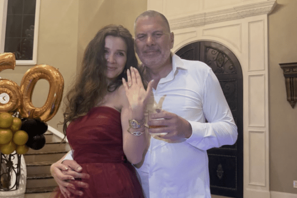 Moment romantik në Teksas: Erolld Belegu i propozon Diola Dostit në ditëlindjen e tij të 60-të