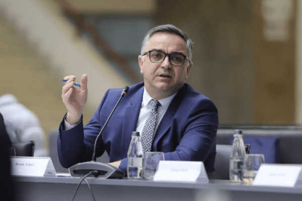 AAK thërret konferencë urgjente – çfarë pritet të zbulojë Besnik Tahiri?