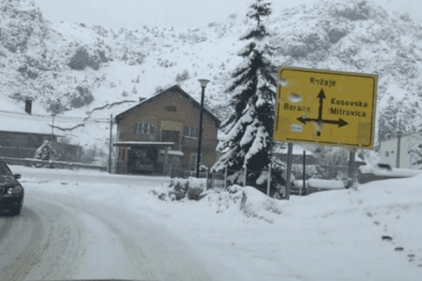 Hapet rruga Pejë–Kullë për vetura, por kamionët mbeten të bllokuar nga bora