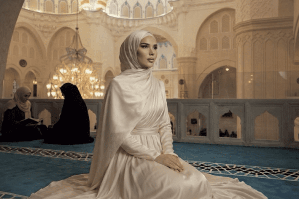 Alba Pollozhani uron ndjekësit me foto me shami brenda një xhamie pas muajit të shenjtë