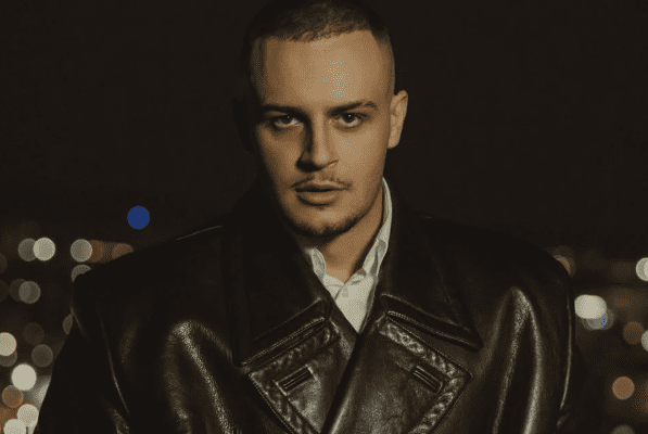 Udhëtim luksoz me avion privat – kush është vajza misterioze pranë Don Xhoni?