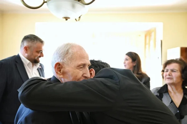 Kurti viziton Mehmet Hajrizin në përvjetorin e demonstratave të ’81-shit: Mirënjohje për brezat që luftuan për liri