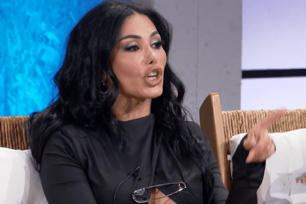 SONI MALAJ “TRADHTOHET” NGA FUSTANI NË FERMA VIP – MOMENTI 