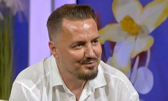 BLERO SURPRIZON ME PARAQITJEN E FUNDIT – FANSAT E KRAHASOJNË ME VITET E RINISË