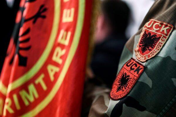 SKANDAL NË SERBI: KUVENDI ORGANIZON EKSPOZITË PËR FIGURËN E DËNUAR TË LUFTËS – REAGON OVL-UÇK