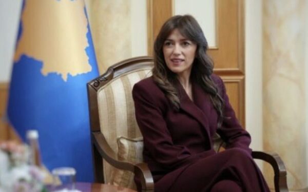 Takim vendimtar sot: Albulena Haxhiu konsulton partitë për datën e zgjedhjeve