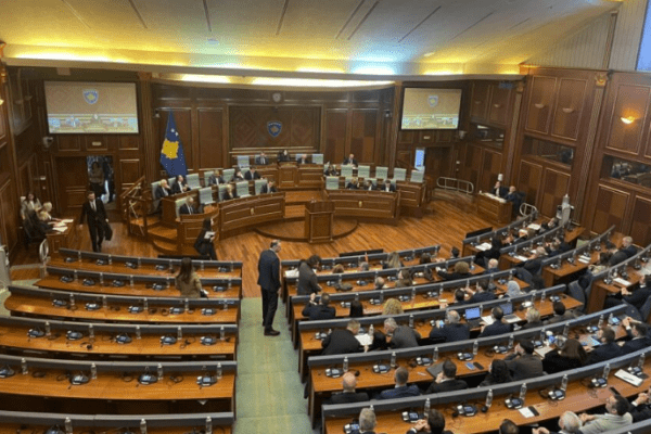 “ÇMIMET PO ‘SHPËRTHËJNË’!” – Seancë urgjente në Kuvend për naftën, opozita kërkon ndërhyrje të menjëhershme