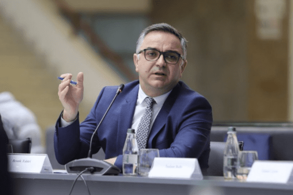 “Kosova drejt zgjedhjeve të reja?” – AAK paralajmëron krizë për presidentin