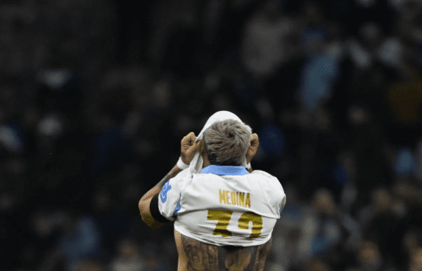 Skandal në Argjentinë! Futbollisti arrestohet pasi bërtiti “bombë” në avion