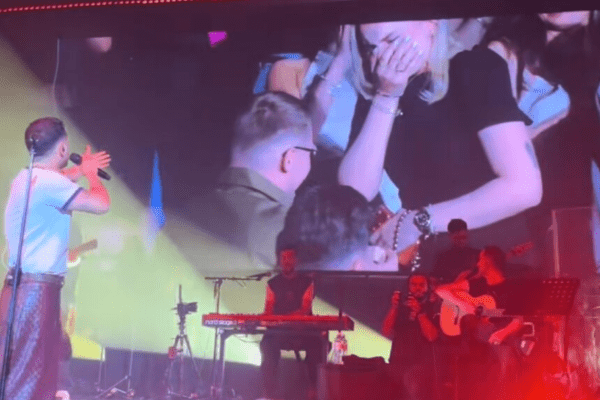 Propozim LIVE në koncertin e Yll Limanit! Momenti romantik që “çmendi” publikun në Cyrih