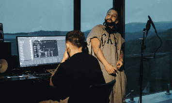 Gjesti paralajmëron hitin e ri “FUQISHËM” – pamjet nga vila po bëjnë namin!