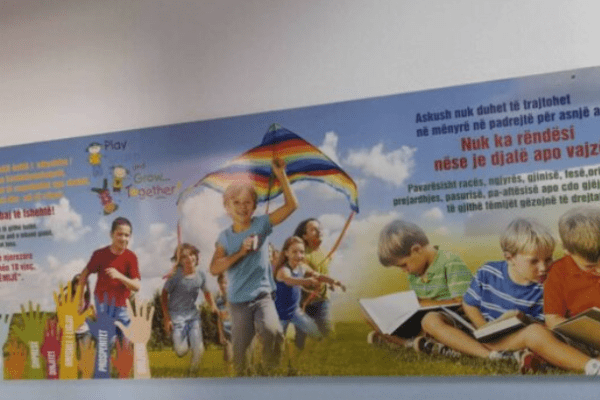 Një prind në Korçë ngre shqetësim për një poster në një shkollë 9-vjeçare, ku sipas tij konsiderohet mbështetje e komunitetit LGBT
