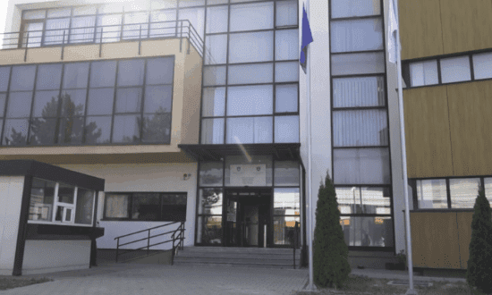 Skandal në Ferizaj! I vdekuri “shitet” tokë – Prokuroria kërkon paraburgim për 5 persona