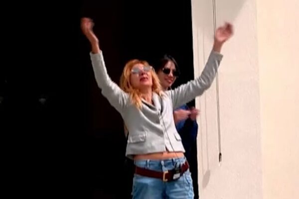 Tayna e çmend Mozën nga qielli – reagimi i saj po bën xhiron e rrjetit!”