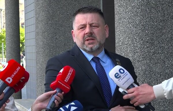 “Edhe nëse digjet Kuvendi, s’e votoj” – Bekë Berisha shpërthen ndaj Vjosa Osmanit