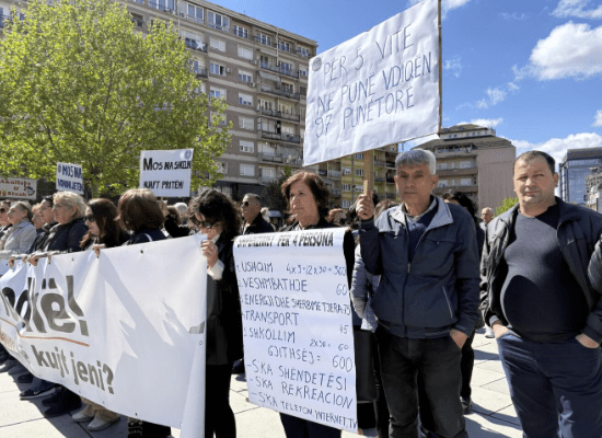 Punëtorët e sektorit privat protestojnë në Prishtinë për paga më të larta