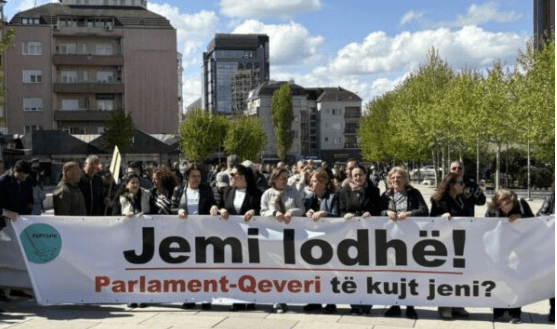 “Mos na shkelni!” – protestë e fuqishme e punëtorëve në qendër të Prishtinës