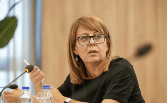“Nuk ka Demokraci!” – Hykmete Bajrami me Mesazh të Fortë në Ditën e Lirisë së Shtypit