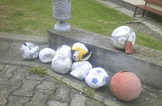Telefonat e fshehur në top futbolli zbulohen në burgun e Mitrovicës