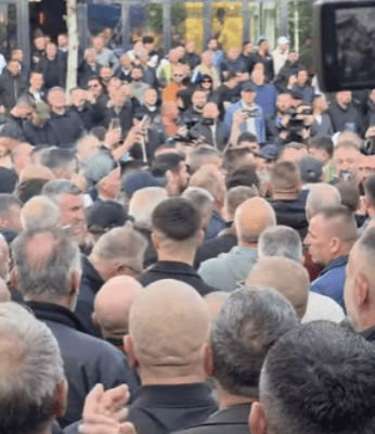 Sami Lushtaku arrin në Polici pas incidentit në Skenderaj: “I përgjigjem drejtësisë”