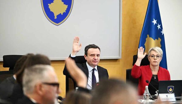 Qeveria në detyrë kritikohet për ndarjen e mjeteve para zgjedhjeve
