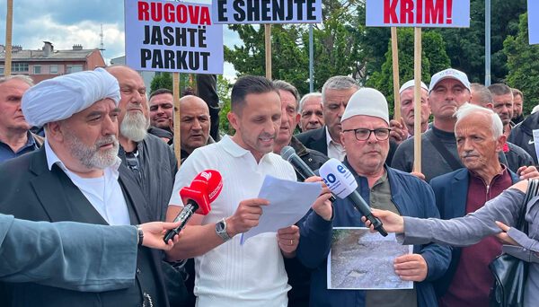 Banorët e Rugovës protestojnë kundër ndalimit të ndërtimeve
