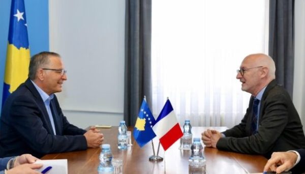 Hamza pret ambasadorin francez – fokus stabiliteti dhe zgjedhjet