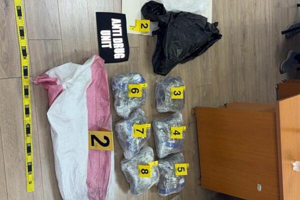Policia kap gati 18 kilogramë marihuanë në Kaçanik, arrestohen dy persona nga Shqipëria dhe Maqedonia e Veriut