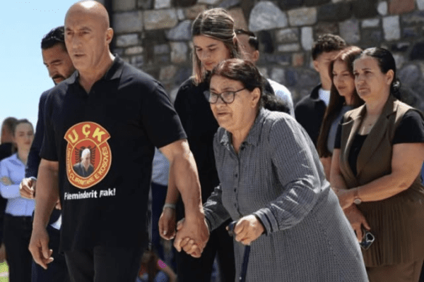 Ramush Haradinaj kujton babanë në përvjetorin e vdekjes: Homazhe pranë varrit